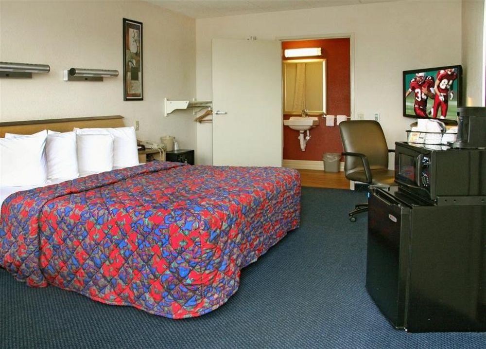 Red Roof Inn Cleveland - Mentor/ Willoughby Room photo
