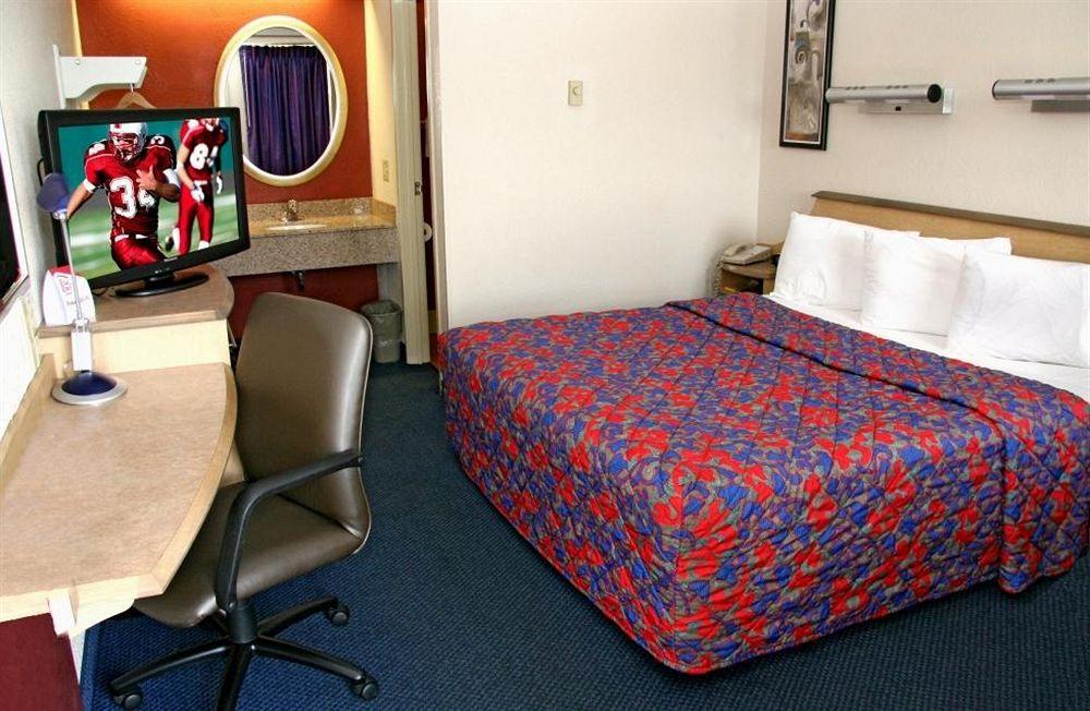 Red Roof Inn Cleveland - Mentor/ Willoughby Room photo